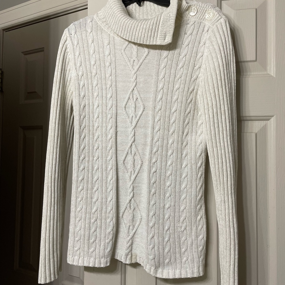 Preowned women’s turtleneck pull on sweater in size small
